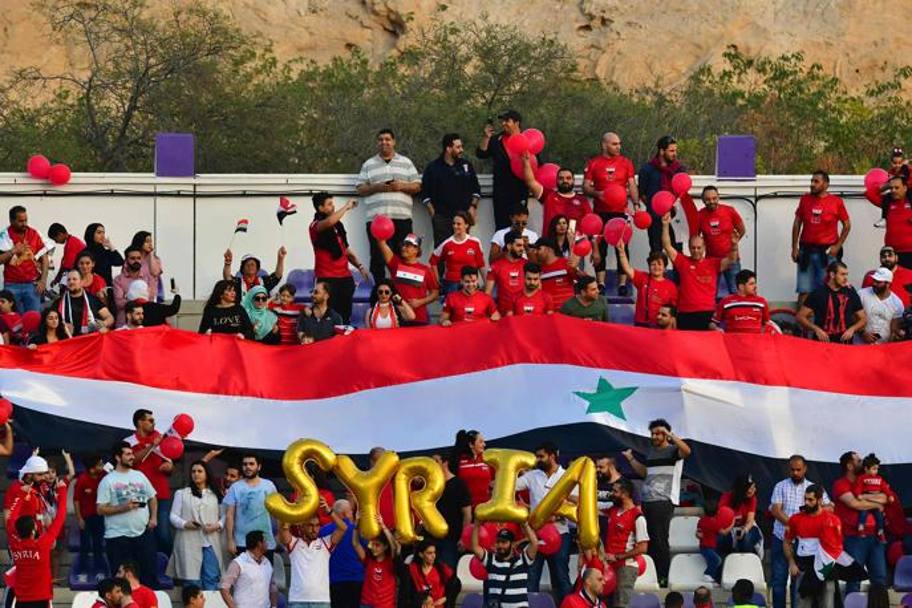 Un gruppo di tifosi syriani sostiene la nazionale durante la sfida contro la Giordania, EPA
